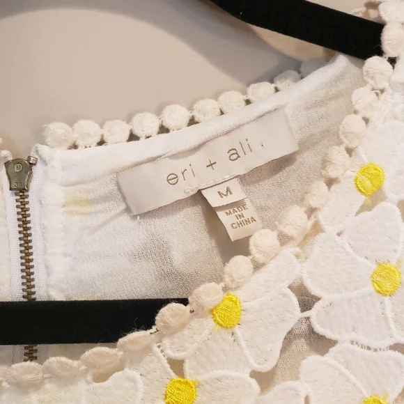 Anthropologie eri & ali flower daisy lace sleeveless top Size Medium - Picture 4 of 9